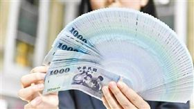 新台幣兌美元匯率早盤貶破32.9元價位，尾盤匯價由貶轉升。（圖／CTWANT提供）