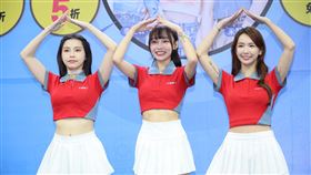 啦啦隊女神左起芷霖、林襄、禾羽。（圖／記者鄭孟晃攝影）