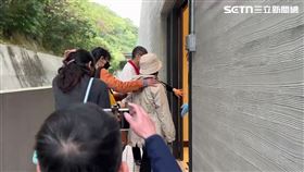 檢警相驗梁技術長遺體，妻子與2名女兒也抵達懷愛館。（圖／翻攝畫面）