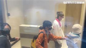 檢警相驗梁技術長遺體，妻子與2名女兒也抵達懷愛館。（圖／翻攝畫面）