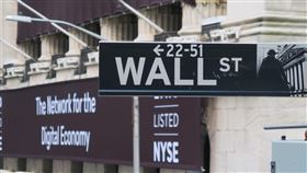 美股道瓊指數再跌469點  週線收黑美股當地時間26日漲跌互見，道瓊工業指數下跌469點，兩天來從歷史高點拉回逾1000點，週線在通貨膨脹憂慮氣氛中收黑。圖為華爾街路標。中央社記者尹俊傑紐約攝  110年2月27日