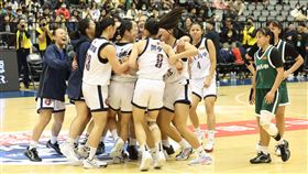 HBL永仁退陽明　晉級冠軍戰（3）重返HBL高中籃球聯賽女子組4強的永仁高中，8日在4強首戰靠著陳薇涵負傷攻下全隊最高18分，最後以67比60力退陽明高中，取得冠軍戰門票。賽後永仁全隊衝進場內慶祝。中央社記者張新偉攝　114年3月8日