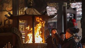 民眾大龍峒保安宮參拜祈福（2）台北市大龍峒保安宮香火鼎盛，許多民眾29日大年初一前往廟宇參香祈福。中央社記者裴禛攝  114年1月29日