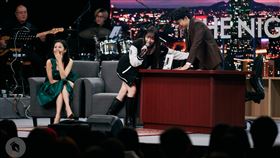 赤鬼伯伯（中）現場摸賀瓏肚子，（左）為Albee。（圖／薩泰爾娛樂提供）