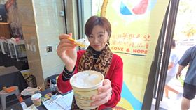 王瞳現身高雄貓展，暖心公益力挺受虐兒少。（圖／民視提供）