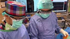 心臟血管內科莊文博醫師與心臟血管外科陳哲伸醫師領軍的跨科醫療團隊，成功於今年1/24完成全台首例於導管室「血管外心臟整流去顫器（EV-ICD）」植入手術。（圖／亞東醫院提供）