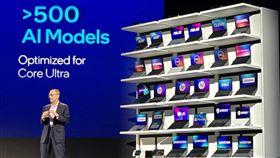 英特爾AI PC處理器 逾20廠商採用英特爾執行長季辛格（Pat Gelsinger）4日發表主題演講，公布代號Lunar Lake的處理器架構細節，將用於下一代AI PC（人工智慧個人電腦），已有超過20家廠商採用。中央社記者吳家豪攝  113年6月4日