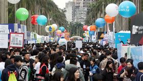 2025台大校園徵才博覽會人潮滿滿2025台灣大學校園徵才博覽會8日舉行，超過330家企業與450個攤位，釋出逾4萬個職缺，吸引許多民眾到場參觀了解資訊，台大椰林大道人潮滿滿。中央社記者郭日曉攝　114年3月8日