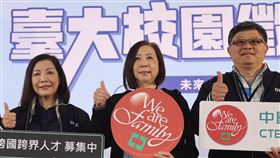 台大校園徵才博覽會　中信金總經理出席2025台灣大學校園徵才博覽會8日登場，中信金總經理高麗雪（中）到場招募優秀人才，並與青年學子互動，分享金融業的寶貴經驗。中央社記者王飛華攝　114年3月8日