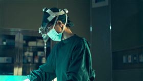 張鈞甯為演出神經外科醫師，熟練手術、熟讀英文醫學專有名詞。（圖／公視、中華電信、瀚草文創提供）