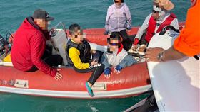 安平帆船賽海象轉趨惡劣  海巡馳援救回13人114年台灣盃全國帆船錦標賽持續展開，不過8日賽程疑因海象漸趨惡劣，參賽學生嚇得向海巡求援，台南海巡隊也緊急出動，順利救回1名大人及12名學生。（海巡署提供）中央社記者張榮祥台南傳真  114年3月8日