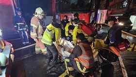 新北五股公寓頂樓加蓋暗夜大火，窗口竄出火舌濃煙四散。（圖／民眾提供）