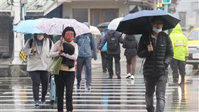開工日北台灣濕冷（2）春節9天年假結束，開工日溼答答。中央氣象署表示，3日強烈大陸冷氣團南下加上華南雲雨區東移，各地氣溫下降，北部及宜蘭整天濕冷。圖為台北市民眾撐傘過馬路。中央社記者郭日曉攝  114年2月3日
