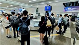 榮耀號故障近2千人滯留沖繩  旅客搭機返台郵輪地中海榮耀號因引擎發生故障，原定8日在基隆下船1880名台灣旅客滯留日本那霸，部分旅客9日早上搭乘班機從沖繩返抵桃園國際機場。中央社記者吳睿騏桃園機場攝  113年12月9日