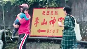 臉上掛著笑容　直擊黃子佼帶妻遛女享天倫