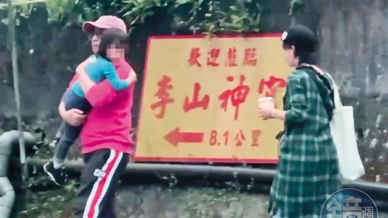 臉上掛著笑容　直擊黃子佼帶妻遛女享天倫
