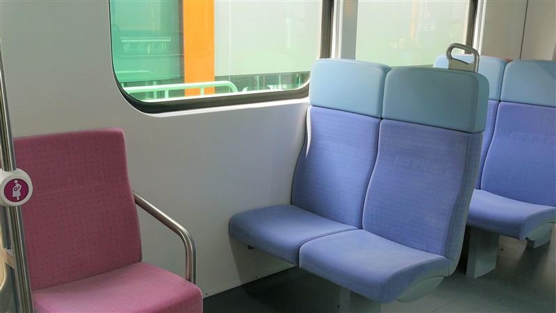 孕婦搭火車站著　白髮先生招手讓座身分曝