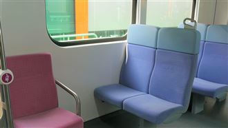 孕婦搭火車站著　白髮先生招手讓座身分曝