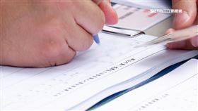 J罷之綿密戰1800。民眾填寫罷免連署書。（示意圖／資料照）