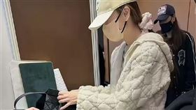 楊穎打扮休閒，在鐘錶店認真挑選（圖／翻攝自微博@angala_寶萌郁穎）