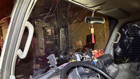 羅男竟掏出西瓜刀狠狠破壞車窗，所幸無人傷亡。（圖／警方提供）