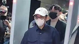 ▲黃子佼離開台北地院，此次神情看來已經習慣媒體守候。根據了解他也仍然否認犯罪。（圖／記者楊佩琪攝）