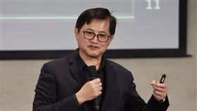 童子賢出席台灣AI產業與能源政策挑戰與展望論壇民眾黨9日上午舉辦「台灣AI產業與能源政策挑戰與展望」論壇，邀請和碩董事長童子賢（圖）出席演說。中央社記者張皓安攝  114年3月9日