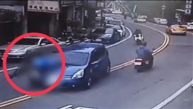 男童橫越雙黃線，當場遭路過的轎車給撞飛。（圖／翻攝畫面）