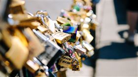 你是不是被很多有形無形的枷鎖給限制住了呢？（示意圖／翻攝自Pixabay）