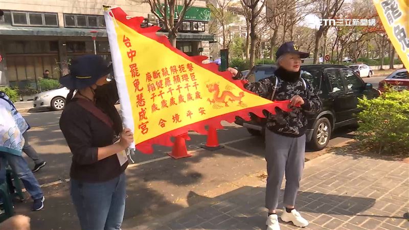 罷免「慧成宮」！罷團玩諧音哏令旗也上陣