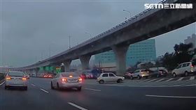 白色轎車在國道一號南下桃園出口段逆向迴轉跨越槽化線。（圖／翻攝畫面）