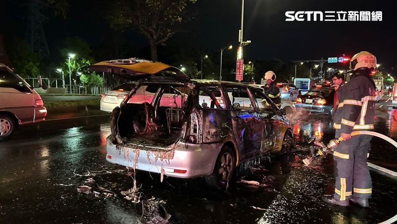 北投計程車起火狂燒　駕駛乘客急下車逃生