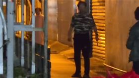 宜蘭縣羅東鎮賴姓男子不滿住家旁的酒吧喧譁，左右手各持1把菜刀在巷弄叫囂，警方趕抵現場時賴男已無持刀，經通知到案，查扣2把菜刀，詢後依違反社會秩序維護法移請法院審理。