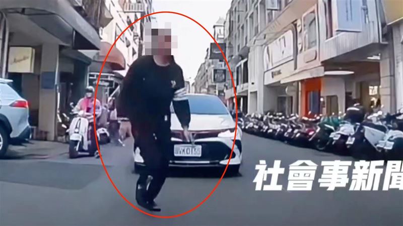 台中老猴出沒！2男不爽前車衝下車拍車窗