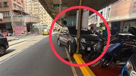 王女開車失控直撞進停車場，現場機車險遭撞成廢鐵。（圖／警方提供）