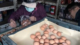 天冷雞蛋日產量略減  批發價漲3元台北市蛋商業同業公會表示，近來天氣轉冷，雞蛋產量有減少一點，批發價原本每台斤新台幣32元，24日起調漲3元，變成每台斤35元；產地價26日隨後調漲，從22.5元變成25.5元。圖為民眾在台北市北投區一家雜糧行挑選雞蛋。中央社記者徐肇昌攝  114年2月24日