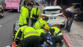 張女疑因身體不適，導致連人帶車失控撞上電線桿。（圖／警方提供）