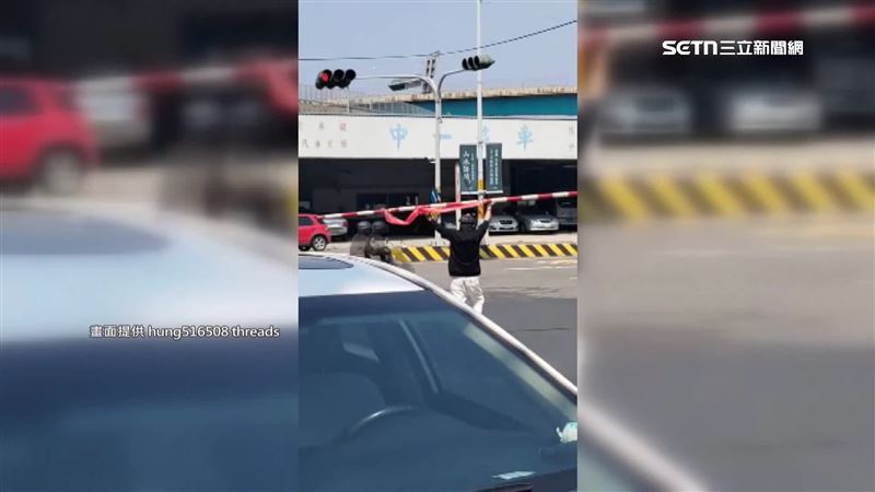 撞斷平交道柵欄　帶走遮斷桿竟路中揮舞