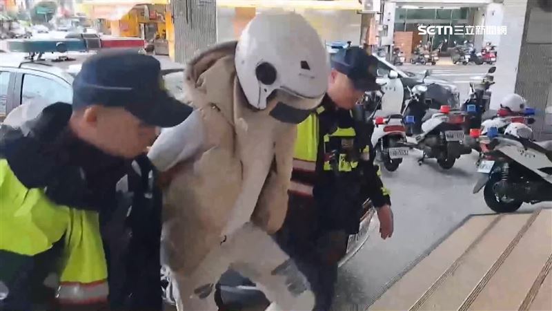 苗栗縣23歲從事洗車工男子吳叡旻涉嫌無照、酒駕撞死醫大生又肇逃。(圖/翻攝畫面)