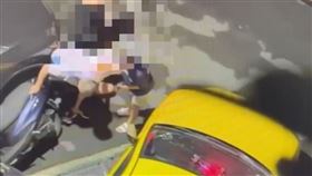 計程車司機送回遺失手機收取300元車馬費，乘客認為價格太高，雙方當街互毆。（圖／翻攝畫面）