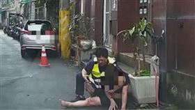 于女趁隙朝員警猛噴辣椒水，行為十分卑劣。（圖／翻攝畫面）