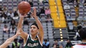 松山高中當家後衛劉程恩在113學年HBL男子甲級冠軍賽，繳出24分12助攻11籃板的超狂「大三元」成績單，率隊奪冠也收下FMVP殊榮。（圖／高中體總提供）