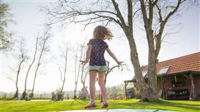 英國一名19歲少女在7歲時玩了彈跳床，引發多年頭痛，在14歲時甚至發生臥床不起、坐挺都無法的狀況，就醫檢查竟是罹患了「小腦扁桃體下疝」，她的小腦滑出顱底孔。（示意圖非當事人／Pixabay）