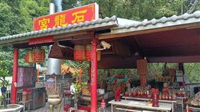 南投中寮石龍宮有「泡麵土地公」之稱，民眾拜拜完都會吃碗泡麵再走。（圖／翻攝Google Maps）