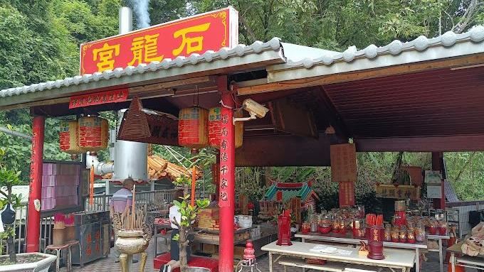南投中寮石龍宮有「泡麵土地公」之稱，民眾拜拜完都會吃碗泡麵再走。（圖／翻攝Google Maps）