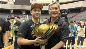 松山高中菜鳥教頭葉韋喬（左）從黃萬隆（右）手中接下綠色神盾兵符，完全執教首年就打破質疑率隊奪冠，賽後他也深情像黃教練告白。（圖／記者蔡厚瑄攝影）