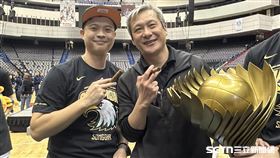 前松山傳奇教頭黃萬隆（右）現身球場，親自送上冠軍雪茄，恭喜愛徒葉韋喬（左）完全執教首年就奪冠。（圖／記者蔡厚瑄攝影）