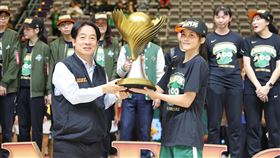 北一女高三隊長潘陳家姍（右）從總統賴清德手中接下冠軍獎盃。（圖／高中體總提供）