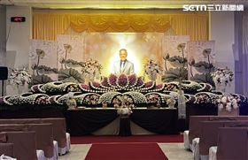 柯爸靈堂布置曝光。（圖／翻攝畫面）