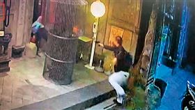 警包抄駁火百餘槍　他一舉動連人質都嚇傻